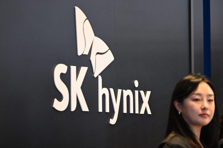 SK Hynix dips after record profit misses lofty expectations