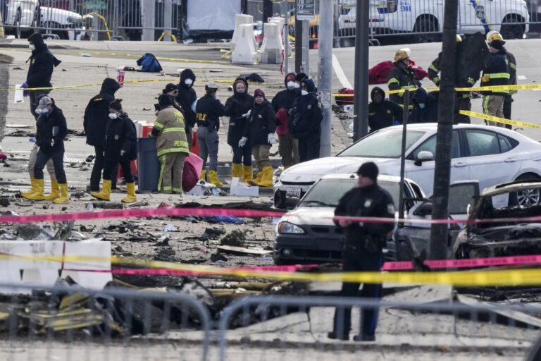 At least 7 dead and 19 injured after air ambulance crash in Philadelphia