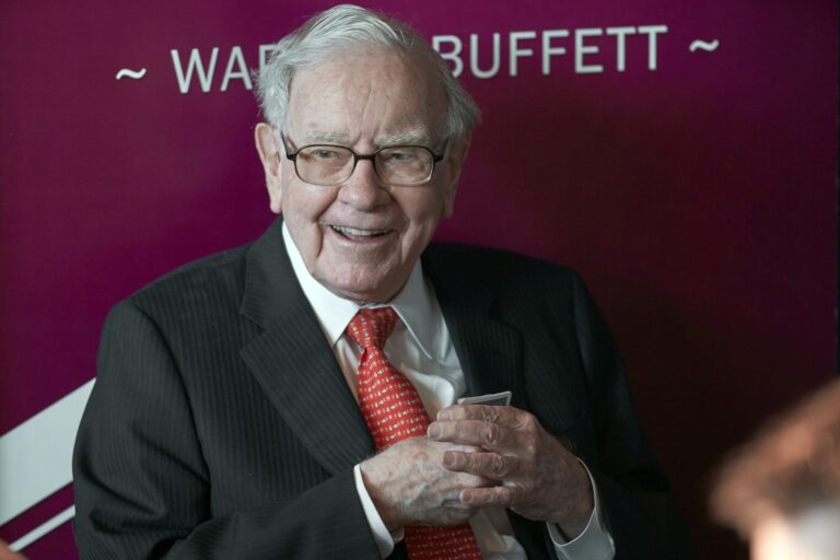 Warren Buffett offers Donald Trump some advice while Berkshire Hathaway’s cash pile swells to $334 billion