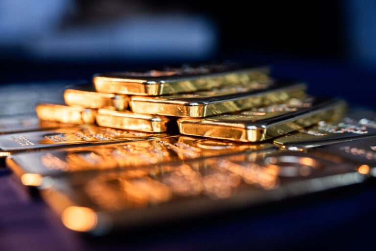 Gold on track for worst week this year as tariff threats ramp up